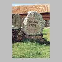 022-1319 Goldbach im Juli 2003. Der Grabstein von Carl Weiss aus Gross Keylau wurde sichergestellt und neben der Mauer um das Wohnhaus aufgestellt..JPG